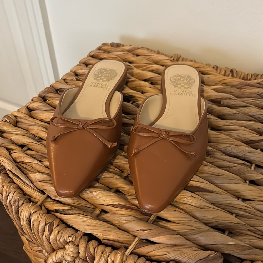 Vince Camuto Brown Bow Slide, size 6. Worn twice! Great condition